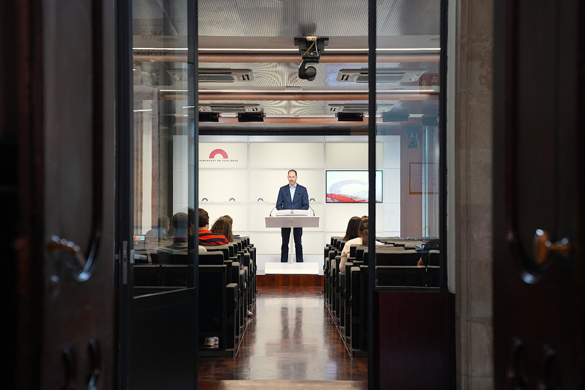 Juan Fernández: “Illa quiere hacer creer que vivimos en un oasis de prosperidad, pero la realidad es que seguimos con los mismos problemas”